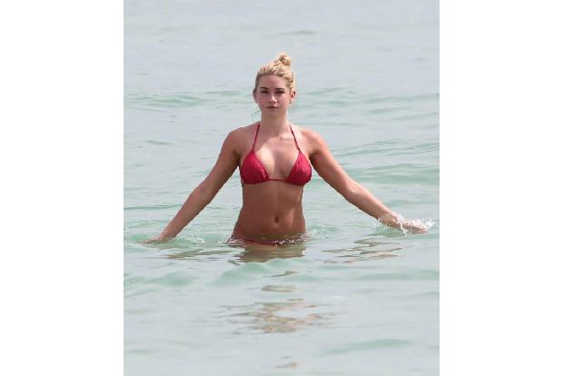 ...nämlich eher wie ein waschechtes Model aus! Aber es bestätigt sich wieder einmal: Der Dad Bod kommt selbst bei schönen Fr...