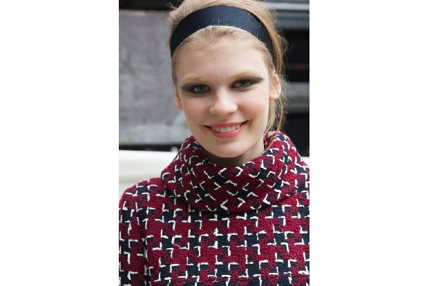 ...aus der Herbst/Winter-Kollektion des Hauses Chanel ausmachen konnten. Das Kleid in A-Linie aus dickem Tweed wurde von ein...