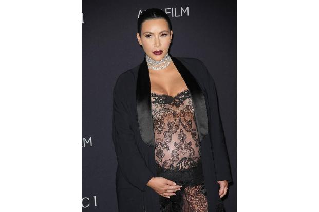 ...auch Dutzende andere Promi-Damen begriffen. Kim Kardashian etwa präsentierte sich vergangene Woche zur LACMA 2015 Art+Fil...