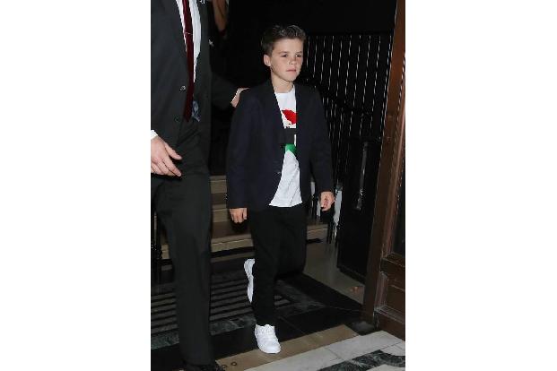 ...der zehnjährige Cruz samt Bodyguard. Sicher waren die Fotografen beim eher seltenen Anblick der jüngeren Beckham-Söhne zu...
