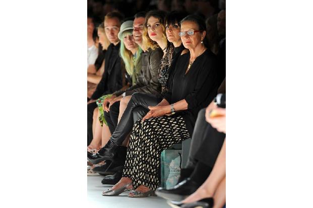 ...sich auch die Promis die Show nicht entgehen lassen wollten. Pop-Ikone Nena saß in der Frontrow - und sie hatte familiäre...