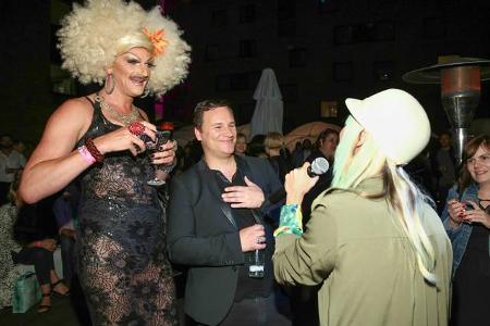 ...den geladenen Gästen ein Ständchen singen. Nicht etwa nur für die Berliner Drag Queen Gloria Viagra, sondern auch für Gas...