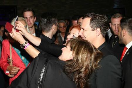 ...ist es kaum verwunderlich, dass sich der Designer auf seiner Aftershow-Party Zeit nahm, um mit seinen Fans für Selfies zu...
