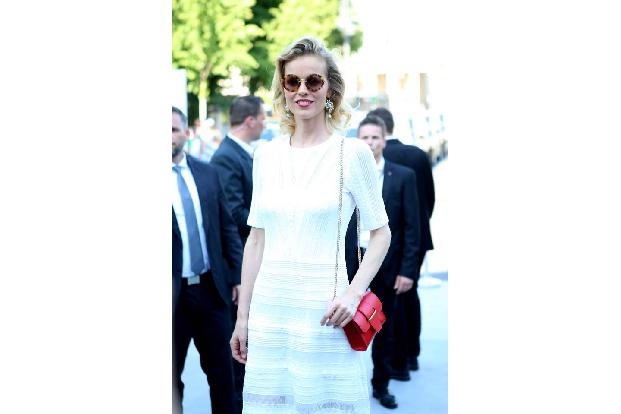 ...einem weiteren 1990er Supermodel, Eva Herzigova, ein wenig Schwung in die Veranstaltung gebracht wurde. Die beiden Blondi...