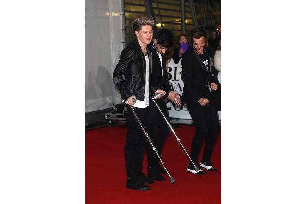 ...musste sich Niall Horan einer Knie-OP unterziehen. Für den One Direction-Sänger bedeutete dies eine längere Auszeit von d...
