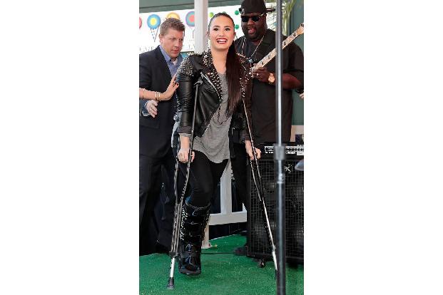 ...stylisch verpackte Demi Lovato ihre Verletzung. Die 22-jährige Sängerin war Anfang 2013 gestürzt und hatte sich dabei ihr...