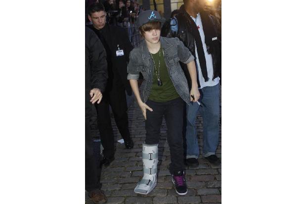 Auch Justin Bieber musste bereits Gips tragen. Im Jahr 2009 brach sich der Sänger seinen rechten Fuß. Der Unfall passierte w...