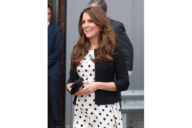 ...Schwangerschaft mit Prinz George noch anders. Im April 2013 präsentierte die 33-jährige ihre stolz wachsende Babymurmel i...