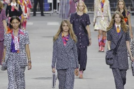 ...im September 2014 für Chanel über den Catwalk stolzieren. Lagerfeld ließ sie (m.) seine Mega-Show im Paris eröffnen - Ein...