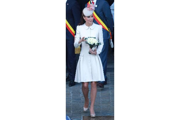 Perfekt sitzende Hosenanzüge und Kostüme, Kaschmirpullover, schmale Röcke, edle Roben und immer die passenden Schuhe dazu: K...