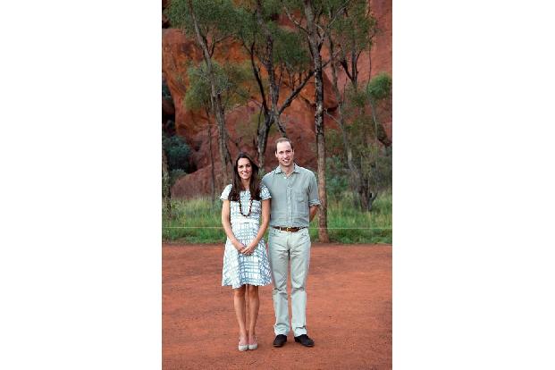 ...Prinz William zum Beispiel im April 2014 in Australien waren, trug die 32-Jährige ein blaugemustertes Kleid von Diane von...
