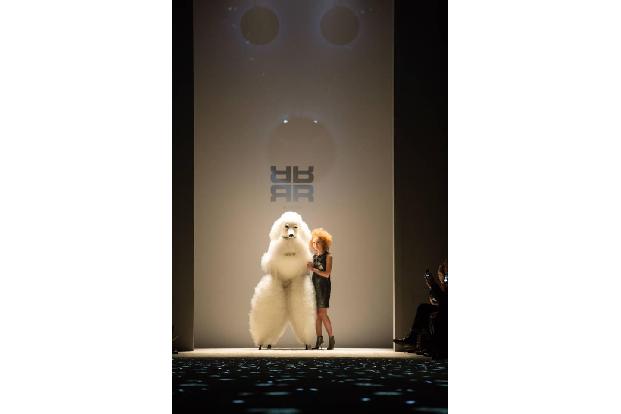 ...eröffnete am Dienstagabend am Brandenburger Tor die Modenschau des schwäbischen Designerlabels Riani. Doch bevor die eins...