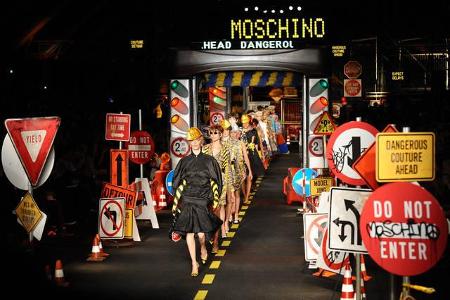 ...die Fashion-Week statt. Und dort schreiten die Models in den neuen (Alb-)Traum-Kreationen der Designer über die Laufstege...