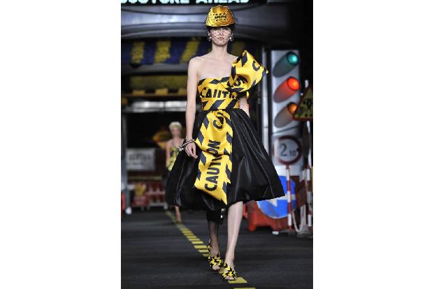 ...Mode wieder zurückbringen. Zurückhaltung und schlichte Eleganz sucht man bei Moschino vergeblich - das mag auch der Grund...