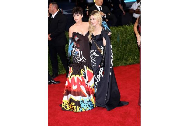 ...Sängerin Katy Perry und die Queen of Pop - und Stilikone - Madonna, Fans der ziemlich extrovertierten Outfits sind. Im Ma...