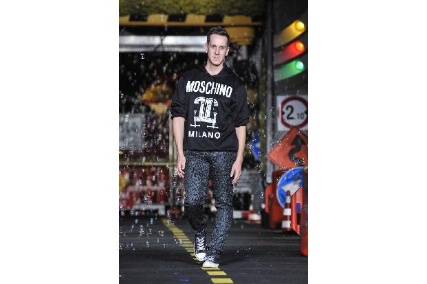 ...Designer Jeremy Scott trat 2013 die Nachfolge von Rosella Jardini an und seitdem steht Moschino wieder ganz im Zeichen de...