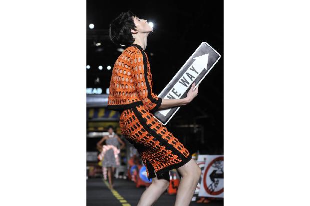 ...mutige und humorvolle Fashionistas ist, so bewies Jeremy Scott, dass die Entwürfe für Moschino definitiv nicht bierernst ...