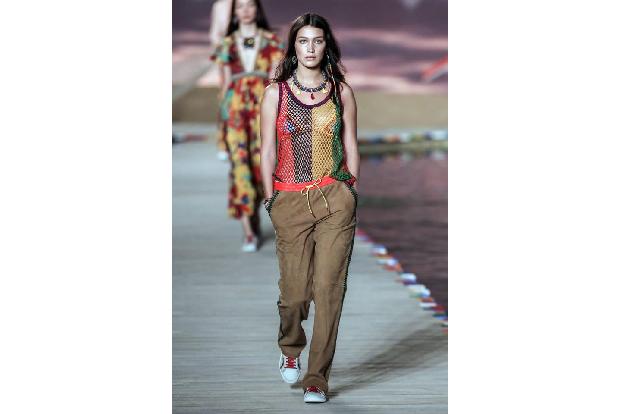 ...zwei Jahre jüngere Schwester Bella Hadid, die sich über einige Buchungen freuen durfte. Bei Tommy Hilfiger war mit...