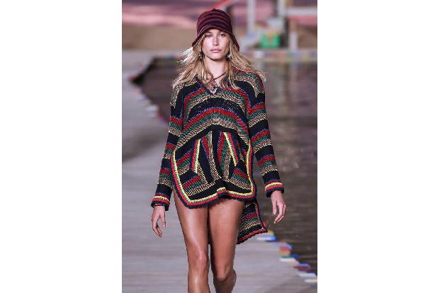...Hailey Baldwin eine weitere Schönheit zu sehen, die wie Kendall, Gigi und Bella zur angesagten It-Girl-Clique rund um Tay...