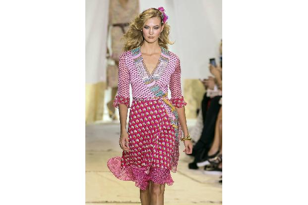 ...auch Karlie Kloss zu sehen - wenn sie auch Anfang dieses Jahres dem beliebten Dessous-Label den Rücken kehrte, um zu stud...