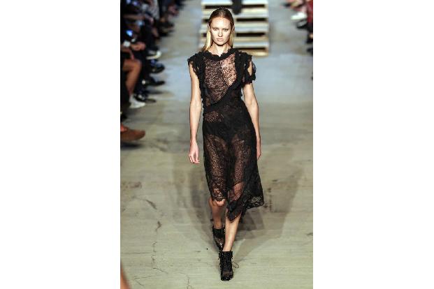 ...Candice Swanepoel. Dieses mal war es das Label Givenchy, für das sie über den Catwalk schwebte - oder besser: fiel. Die b...