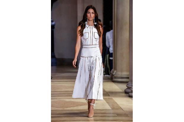 ...ist ihrer Victoria's Secret-Kollegin Lily Aldridge erspart geblieben. Sie war gerade auf dem Laufsteg von Carolina Herrer...
