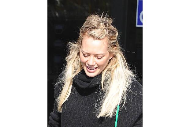 ...Promi-Ladys scheinen aber auch einfach nur einen schlechten Geschmack in Sachen Frisuren zu haben. Hilary Duff trägt im A...