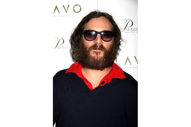 ...seine enorme Ähnlichkeit mit Schauspiel-Kollege Joaquin Phoenix. Die zwei könnten glatt als Brüder durchgehen. Der Trend ...