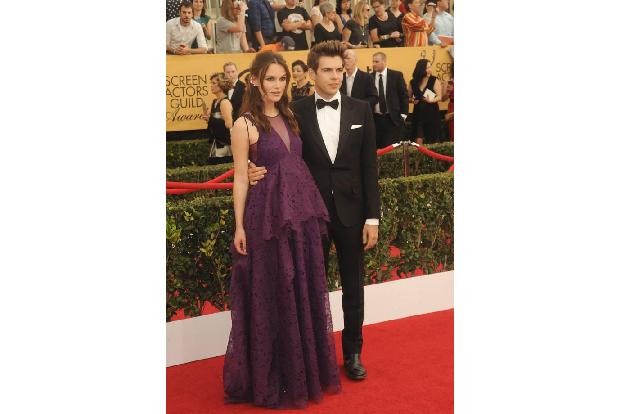 ...bei den SAG Awards in diesem atemberaubenden Kleid für offen stehende Münder gesorgt. Unter der Stoffschürze wölbt sich d...
