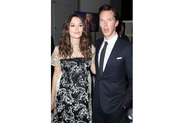 ...Schauspielerin beißt tapfer die Zähne zusammen und posiert an der Seite ihres Kollegen Benedict Cumberbatch, der mit sein...