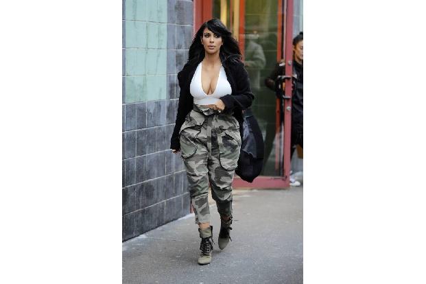 Ganz schön mutig, Frau Kardashian! Der Winter bringt New York derzeit bei Temperaturen um den Gefrierpunkt zum Bibbern, doch...