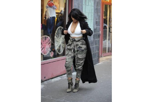 ...wenig wintertauglichen High Heels und lockerer Cargo-Hose. Doch ganz so zufrieden scheint der Reality-TV-Star mit der Kla...