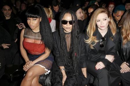 Wenn man es nicht besser wüsste, könnte man bei Nicki Minaj, Zoe Kravitz und Natasha Lyonne (v.l.) denken, sie wären gegen i...