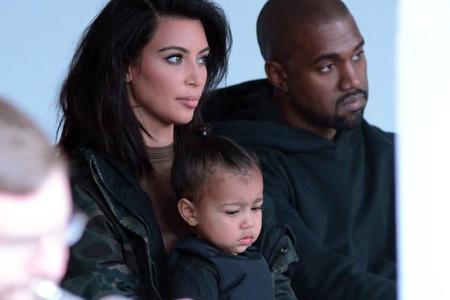 ...Kanye West denken. Ehefrau Kim Kardashian hat zudem auch noch Tochter North auf dem Schoß. Doch der Blick geht einfach in...