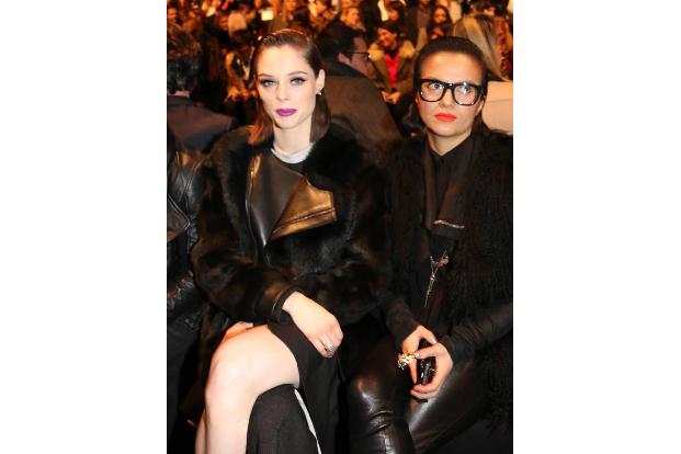...Coco Rocha wird im Frühjahr Mutter, den Babybauch versteckte sie somit unter einem schwarzen Mantel. Die gute Laune hat s...