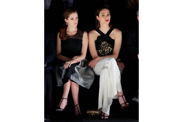 ...Anna Kendrick und Emmy Rossum. Erste Reihe, top gestylt aber mit einem Gesichtsausdruck wie sieben Tage Regenwetter. Etwa...