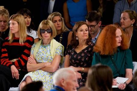...ein Beispiel an Modepäpstin Anna Wintour nehmen. Die kommt einfach mit riesiger Brille und kann so zwischendurch mal die ...