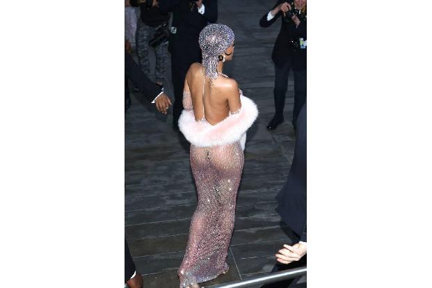 ...bei ihr verdeckte nur ein Hauch von Nichts ihren Körper. Katy Perry bemühte sich hingegen...