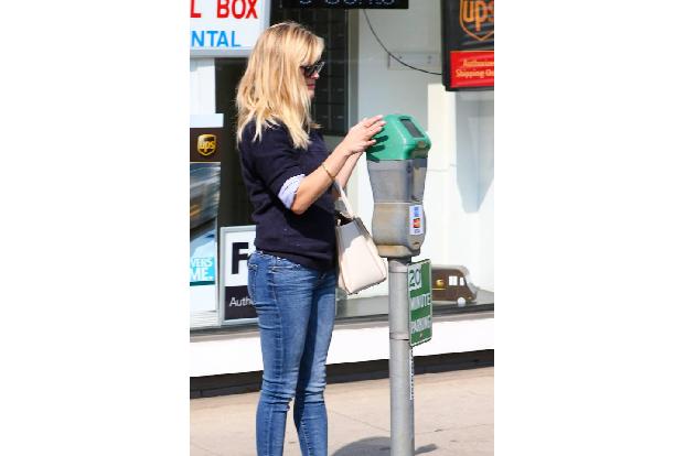 ...Stadtbummel beweist Reese auch noch, wie vorbildlich sie ist. Muss da noch was im Parkautomat nachgeworfen werden? Ansche...