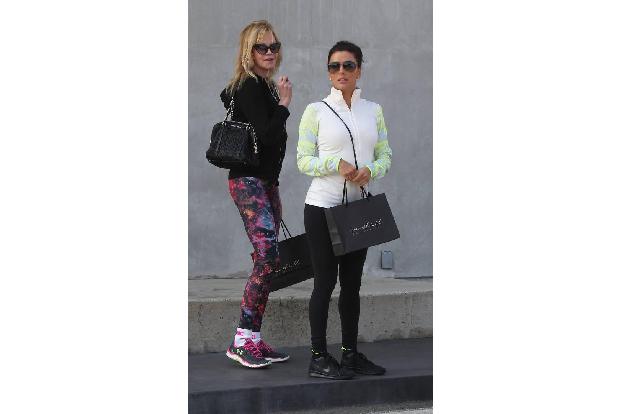 ...gemeinsamen Shoppingstreifzug durch die Straßen von Beverly Hills. Während Melanie knallige Pinktöne mit lässigem Schwarz...