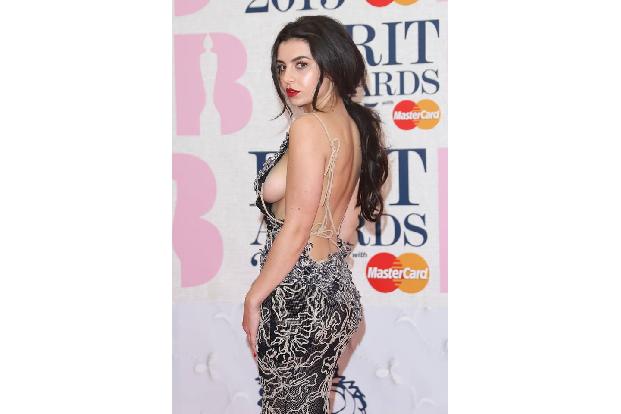 Wenn das Geld für einen BH nicht mehr reicht dann muss es eben auch ohne gehen. Dachte sich Sängerin Charli XCX und präsenti...