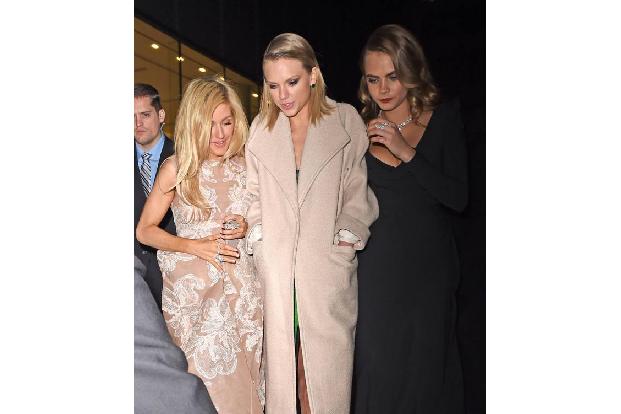 ...Cara als Gewinnerin aus dem Posing-Battle hervor. Die Londonerin setzt eben auf schlichte Eleganz, wenig nackte Haut und ...