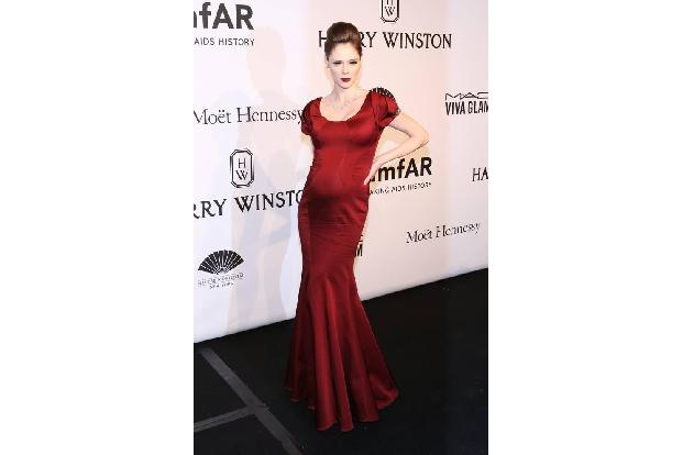 ...hochschwangere Coco Rocha, die ihre süße Babykugel in Bordeaux über den roten Teppich schob. Da scheinen sich die Fashion...