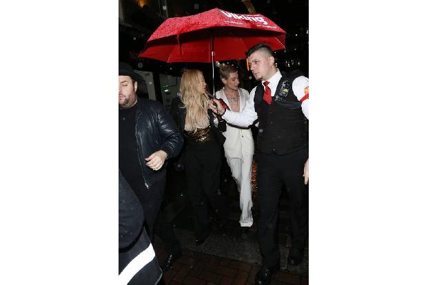 ...dafür, dass die blonde Haarpracht nicht unter dem Regenschauer leiden musste. Ob es nun an dem flotten Gang der Musikerin...