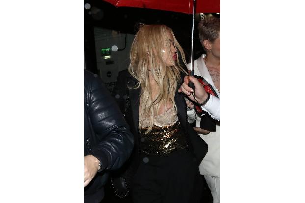 ...sorgte für einen Nippelblitzer! Obwohl die Dame mit einer ganzen Entourage an Freunden den trendy Club besuchte und man a...