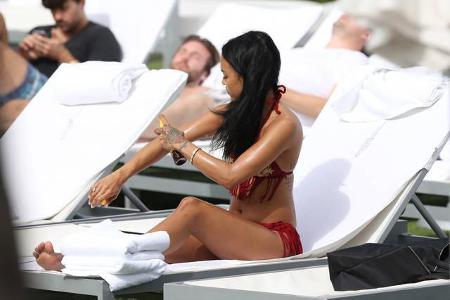 ...Karrueche Tran wieder dem ganz gängigen Urlaubsprogramm widmen: Körper mit Sonnenmilch einreiben und sich...