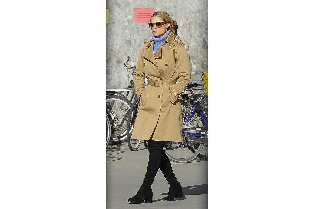 ...ist der Mantel längst auch ein Must-have der Fashionistas. Denn praktisch ist dieses Teil ohne Frage. Er wärmt nicht nur ...