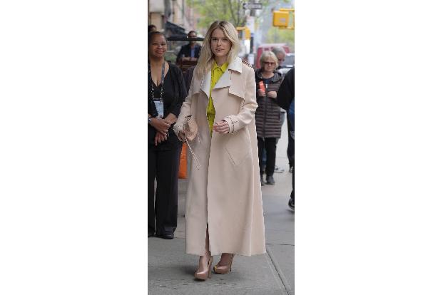 ...eine Überholung mitgemacht und wird dadurch quasi zum Fashion-Statement. Denn als Oversize-Mantel sagt nicht nur die brit...