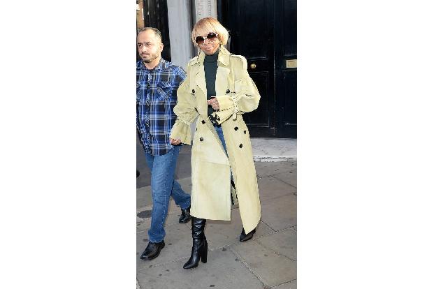 ...sogar eine R'n'B-Größe wie Mary J. Blige nicht missen will. Wobei man beim Trenchcoat nicht nur mit der Farbe experimenti...