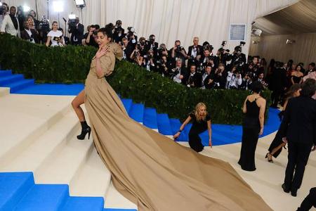 ...rein in den Klassiker und raus in die Welt. Auch wenn man damit vielleicht nicht so auffällt wie Priyanka Chopra - ein st...
